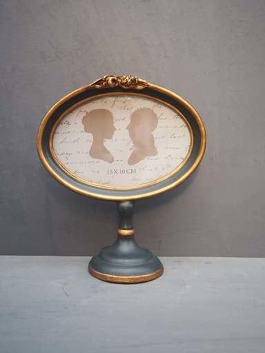 OVAL PICTURE FRAME ON STAND