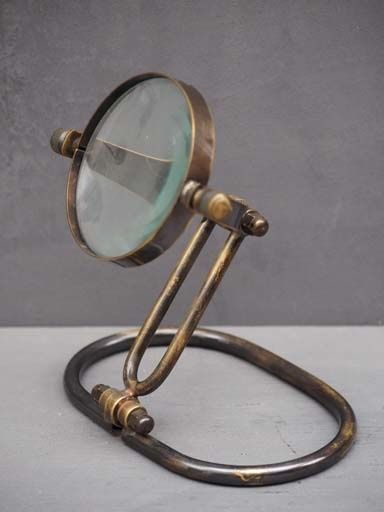 MAGNIFIER BRASS PATINA ON OVAL STAND