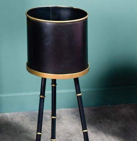 PLANTER ON STAND (SMALL)