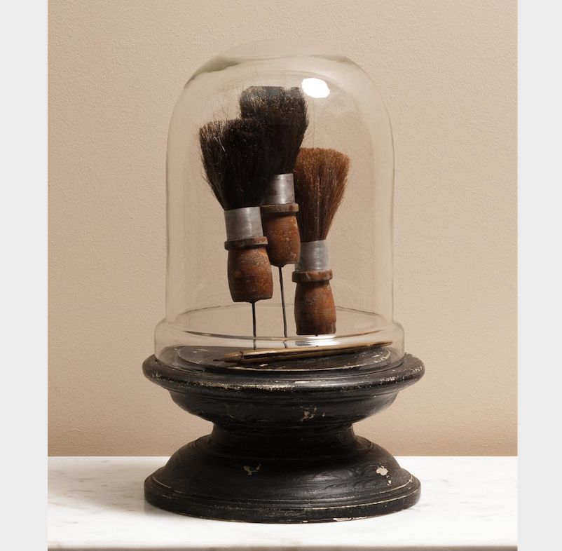 GLASS DOME WITH SHAVING BRUSHES BARBE