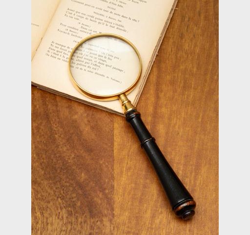 MAGNIFIER WITH BLACK HANDLE