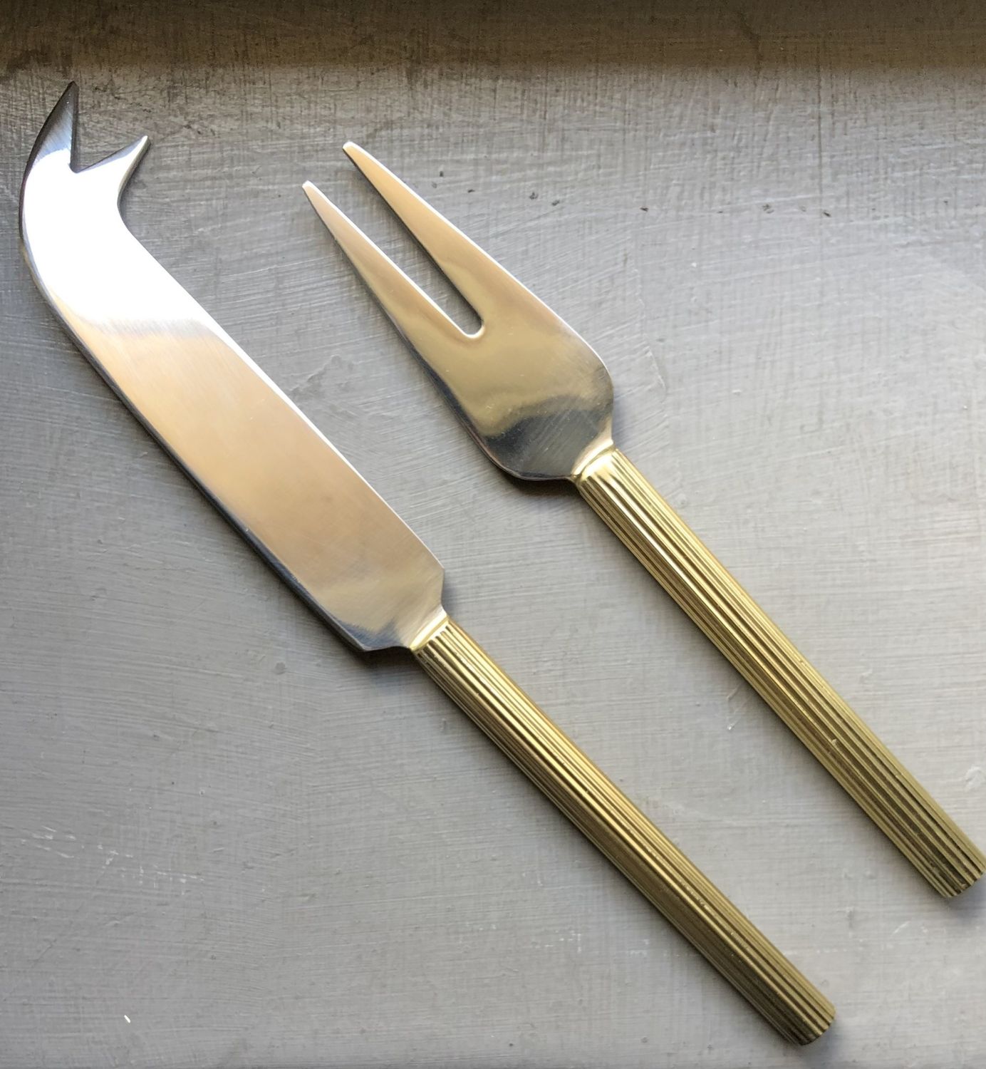 CHEESE SET WITH BRASS HANDLES