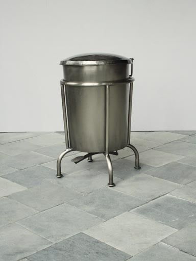 METAL DUSTIN ON STAND