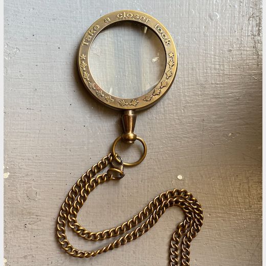 MAGNIFIER WITH CHAIN &#39;TAKE A CLOSER LOOK&#39;