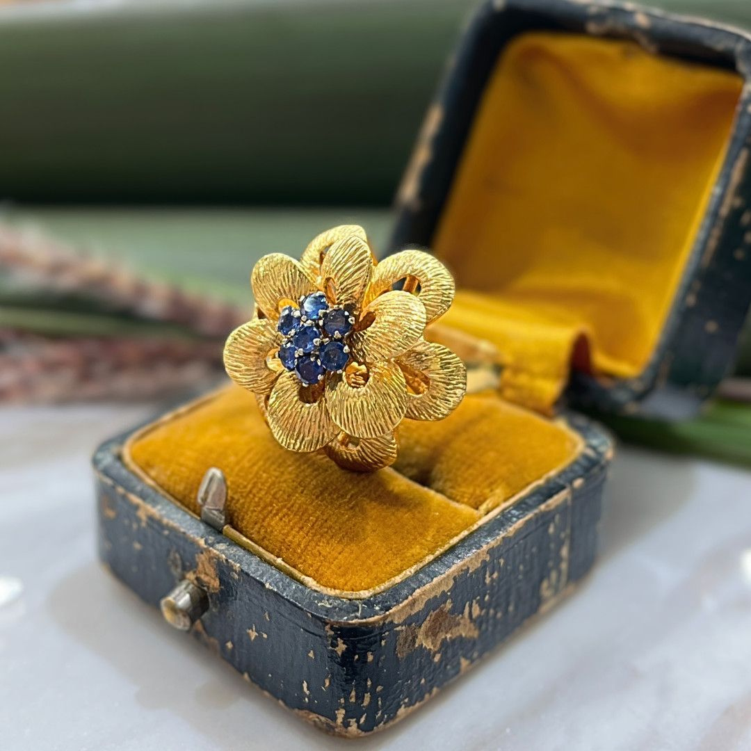 Vintage 22k YG Blue Sapphire Flower Cocktail Ring