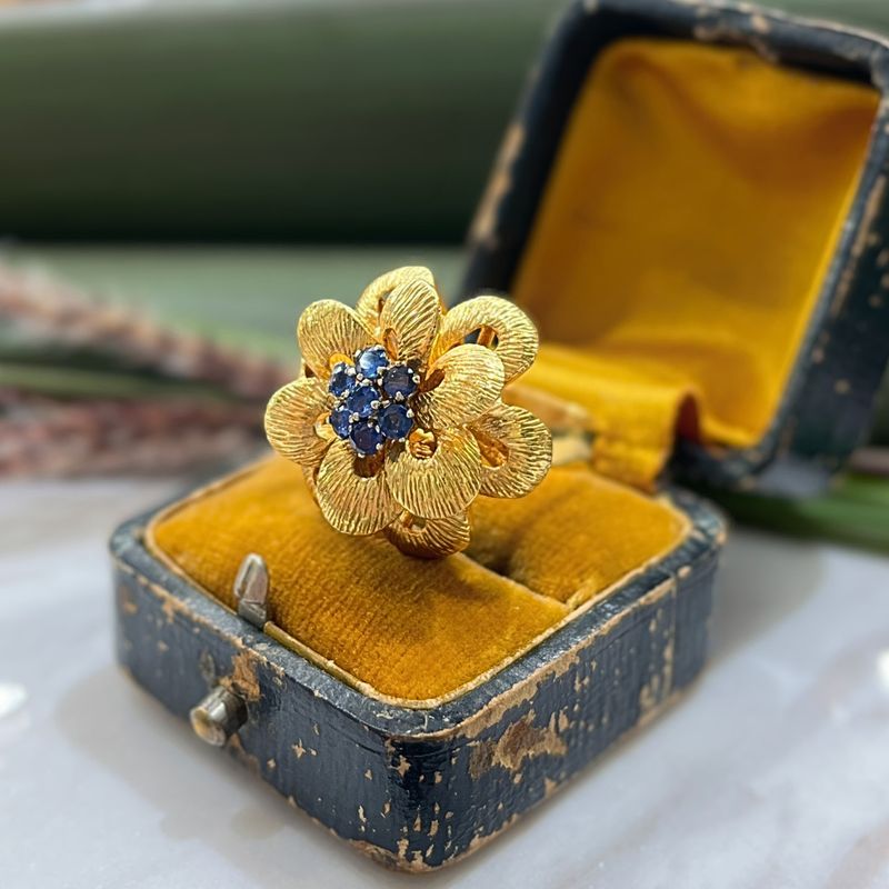 Vintage 22k YG Blue Sapphire Flower Cocktail Ring
