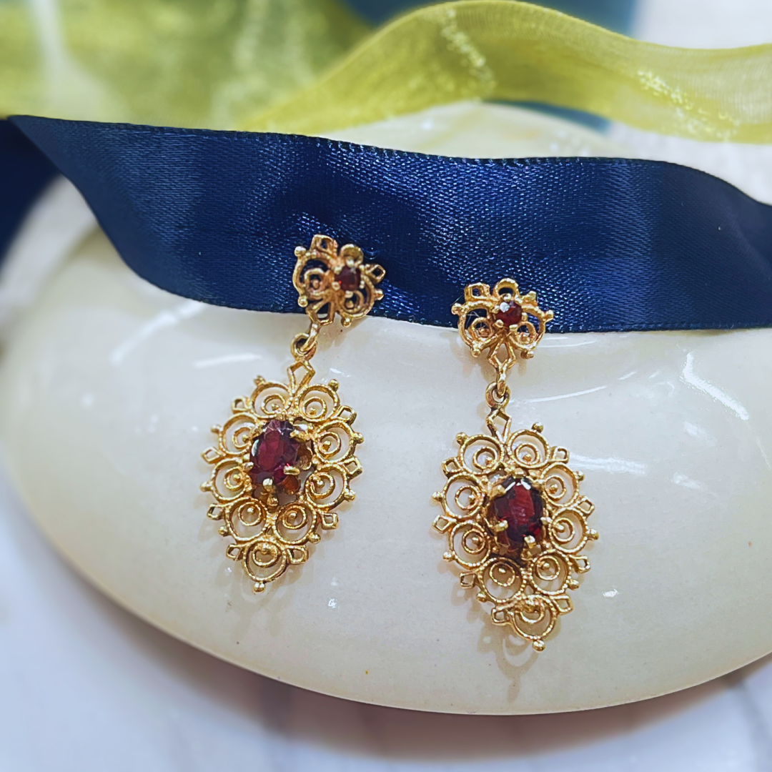 Pre-loved 14k YG Vintage Lace Design Earring with Garnett Oval Center Stone
