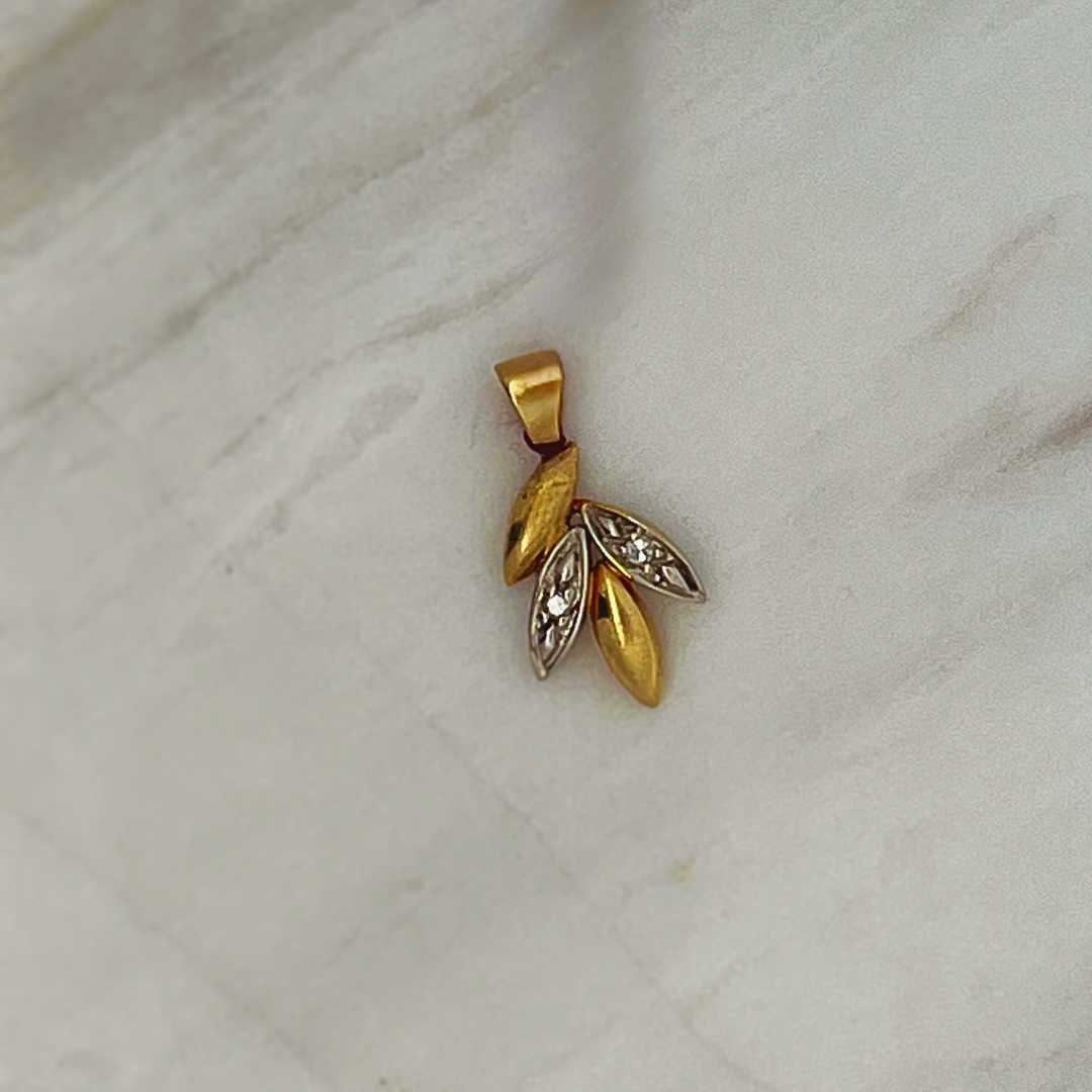 Pre Loved 14k YG Leaf w/ Diamond Charm