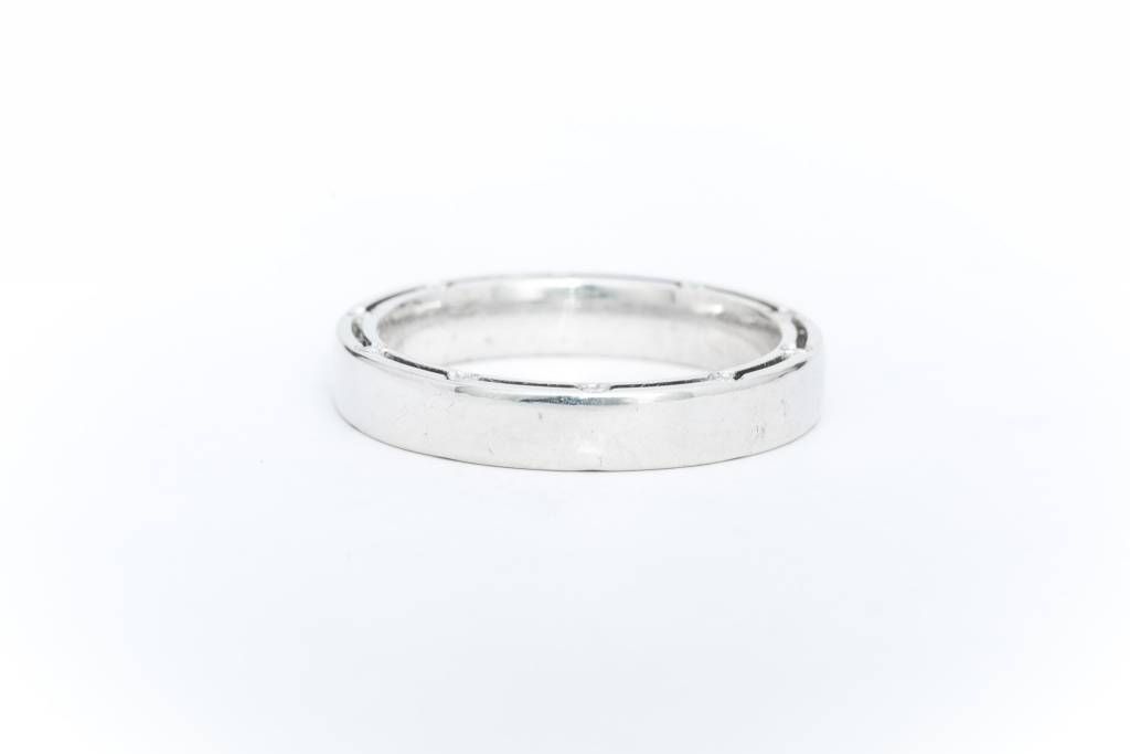 White Gold Fashion Ring With Side Accent Diamonds 14k