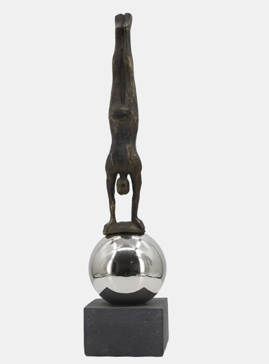 HANDSTAND WITH STEEL SPHERE	5 x 5 x 23