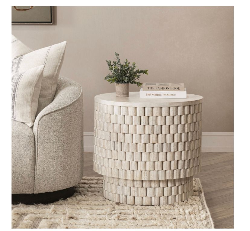 White Round End Table 25 W x 25D x 23H White Round End Table 25 W x 25D x 23H