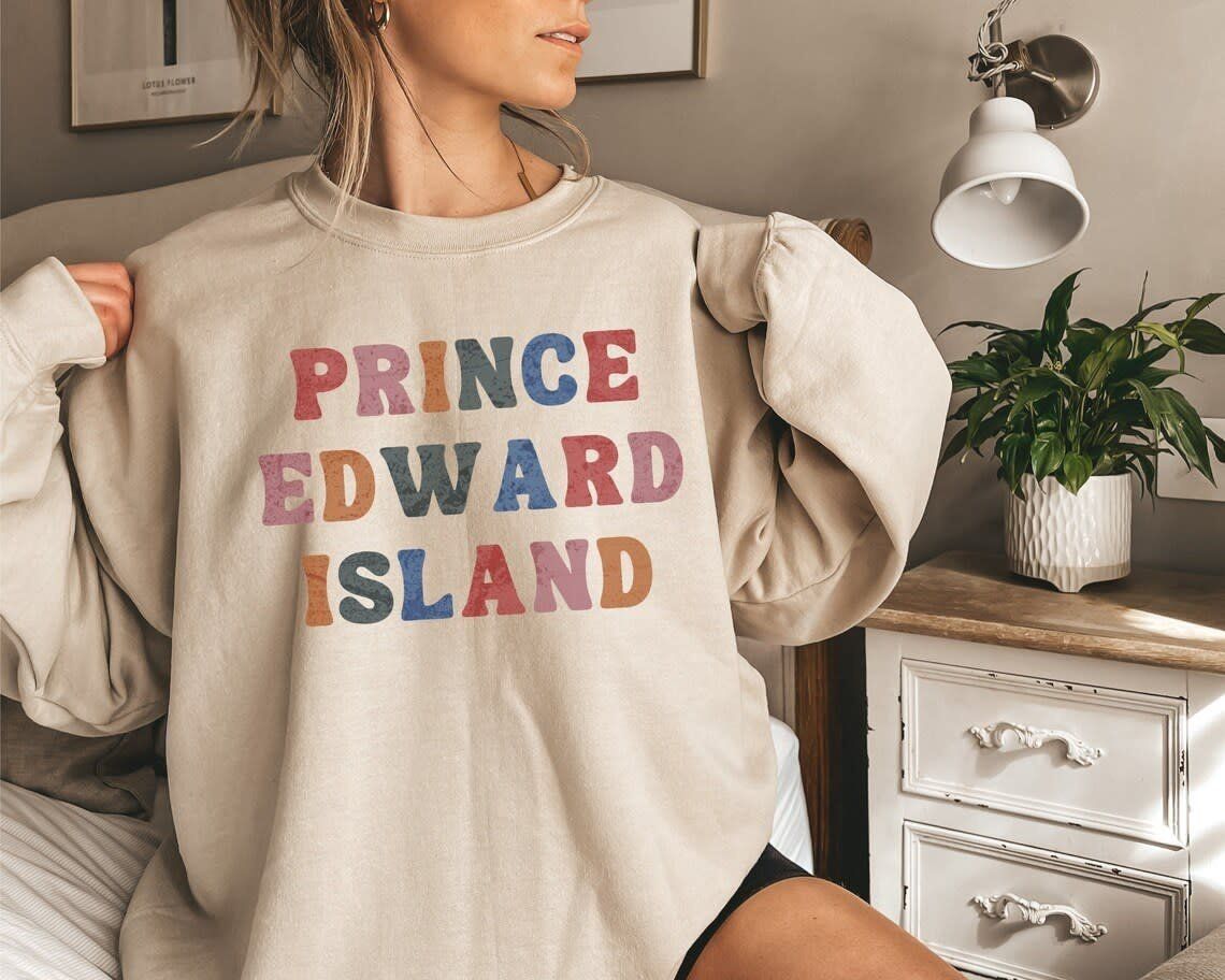 Vintage PEI Text Sweatshirt Sand Large