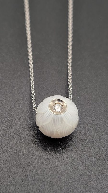 14kw Galatea Lucky Daisy Hand Carved Diamond in a Pearl Necklace 18&quot;