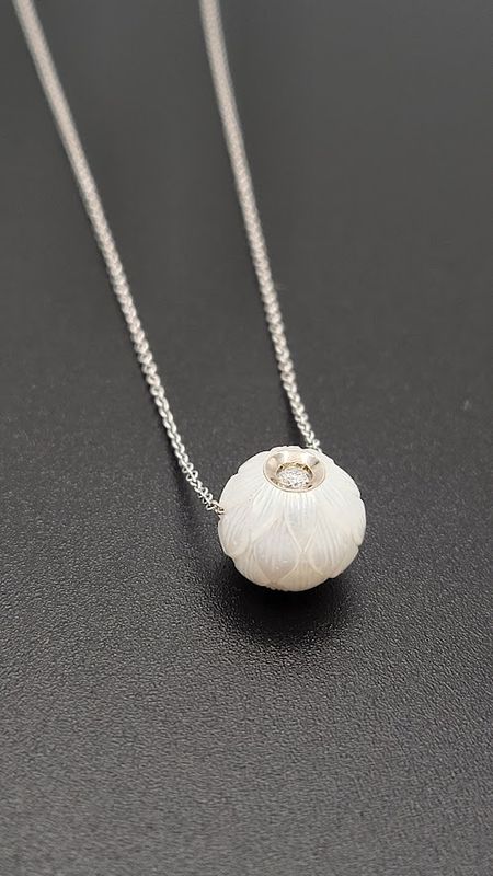 14kw Galatea Lucky Daisy Hand Carved Diamond in a Pearl Necklace 18"