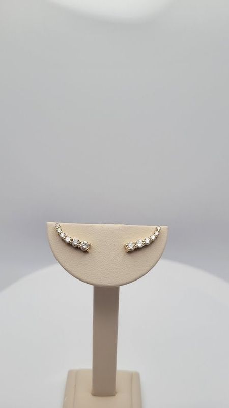 14ky 0.78ctw Graduated diamond stud earrings