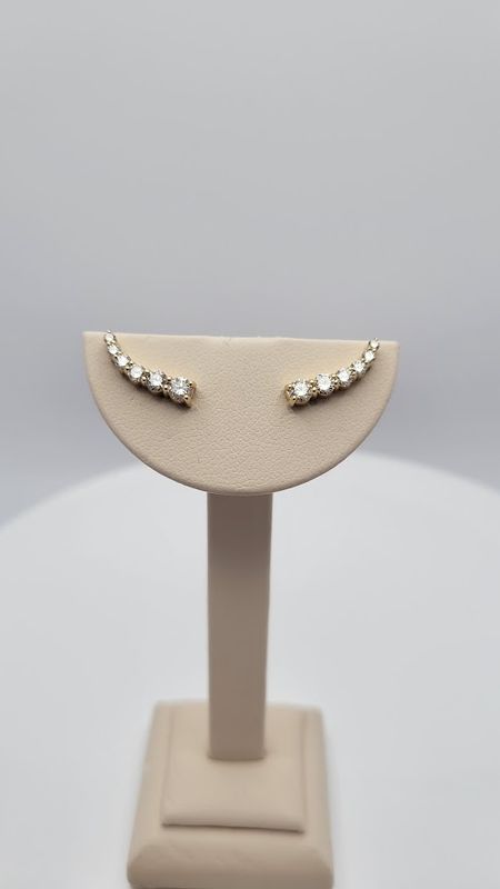 14ky 0.78ctw Graduated diamond stud earrings