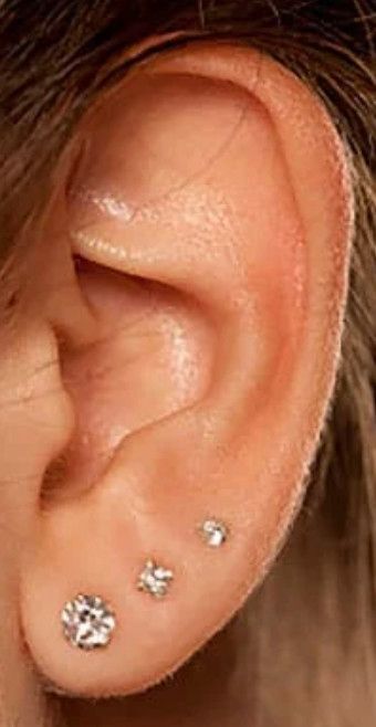 Lobe piercing x3