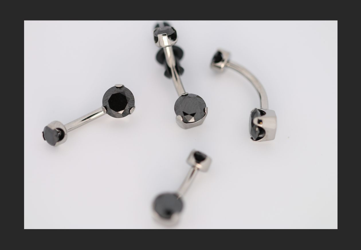 14g 7/16 brilliant cut round black prong set navel curve