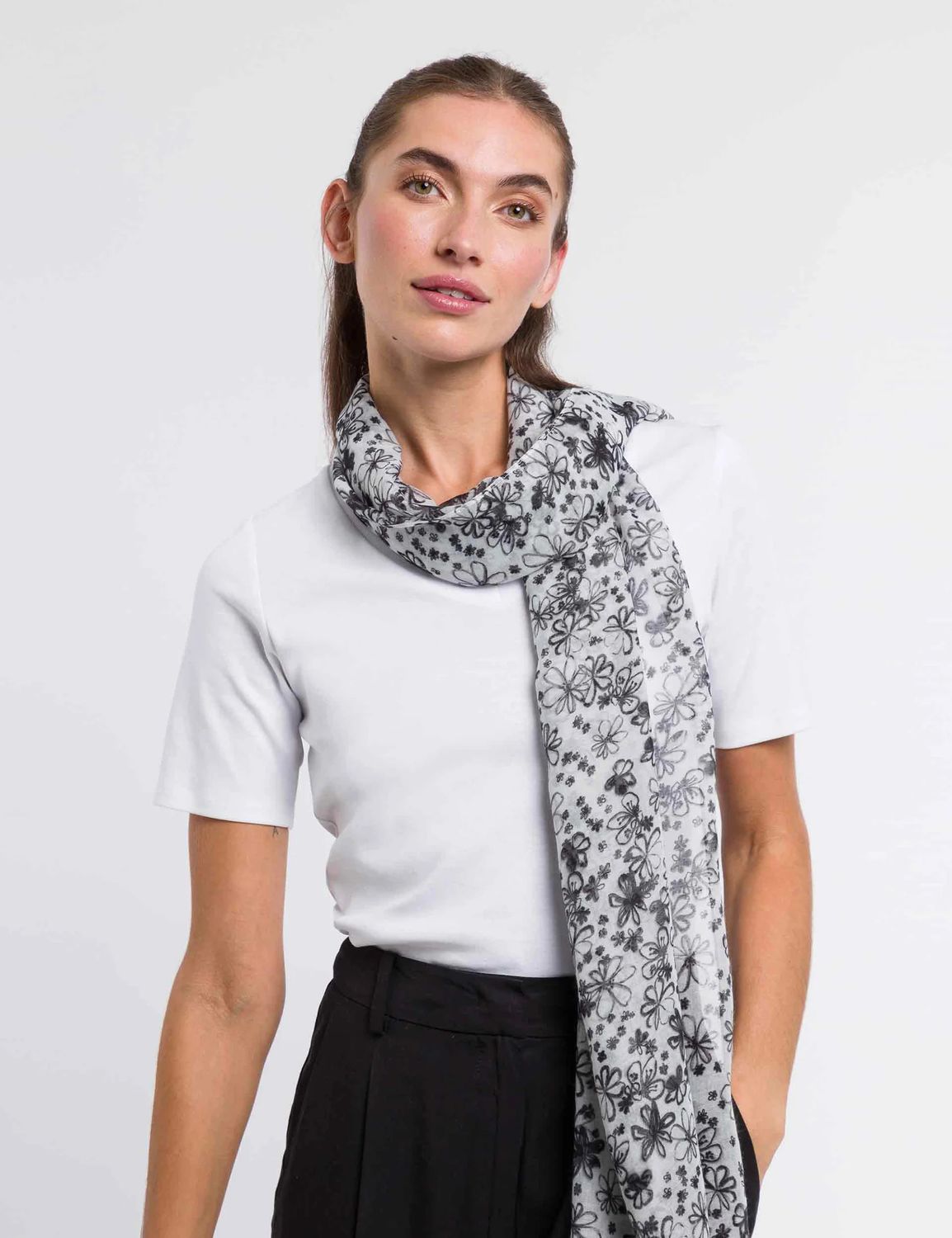 FRAAS Sustainable Floral ScarfBlack/White
