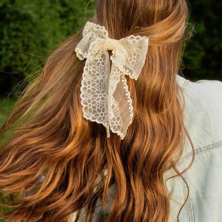 shay daisy lace bow clip- cream