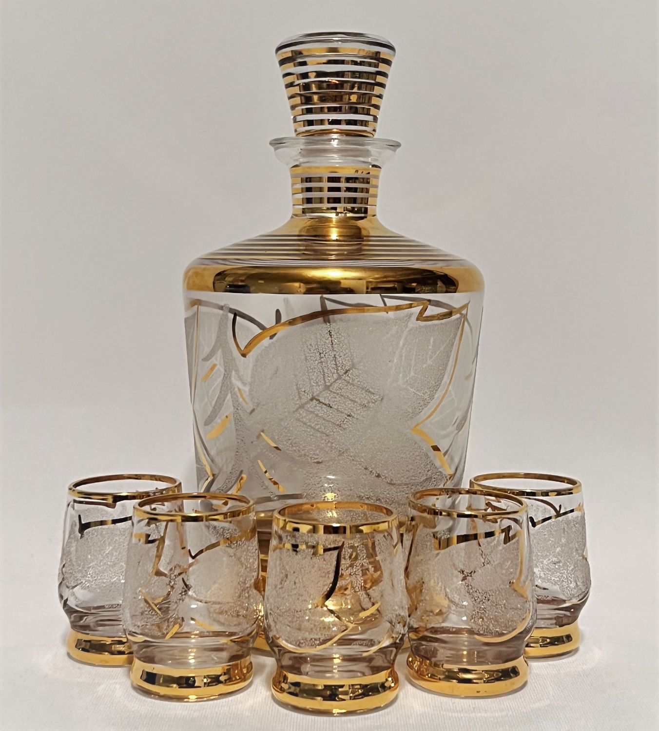 CRYSTAL DECANTER AND 5 GLASSES EMBOSSED LEAVES GOLD TRIM