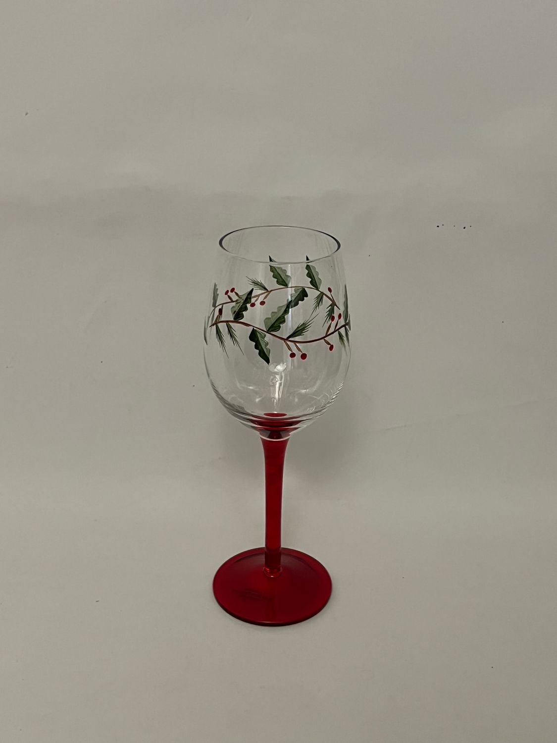 HOLLY  BERRY 9 1/2" WINE GLASS