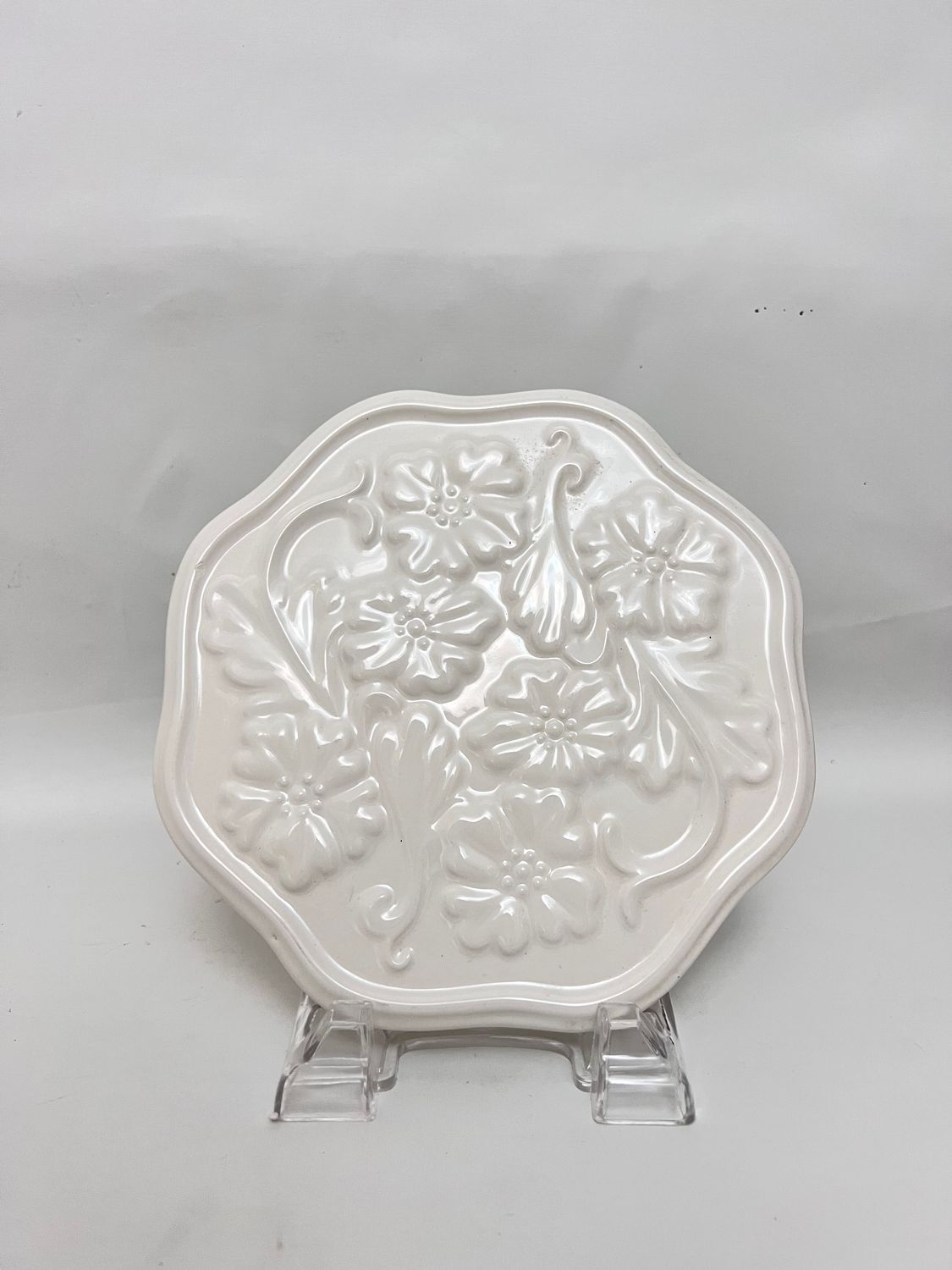 WHITE FLORAL EMBOSSED TRIVET ROUND 8"