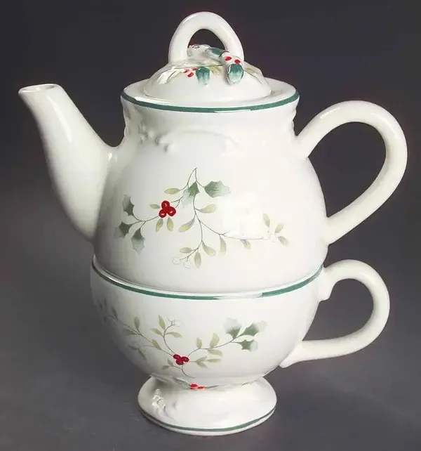 WINTERBERRY SCULPTED INDIVIDUAL TEAPOT W/CUP