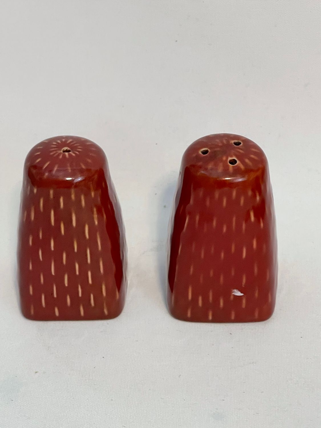 STITCH BRICK RED SALT AND PEPPER SET