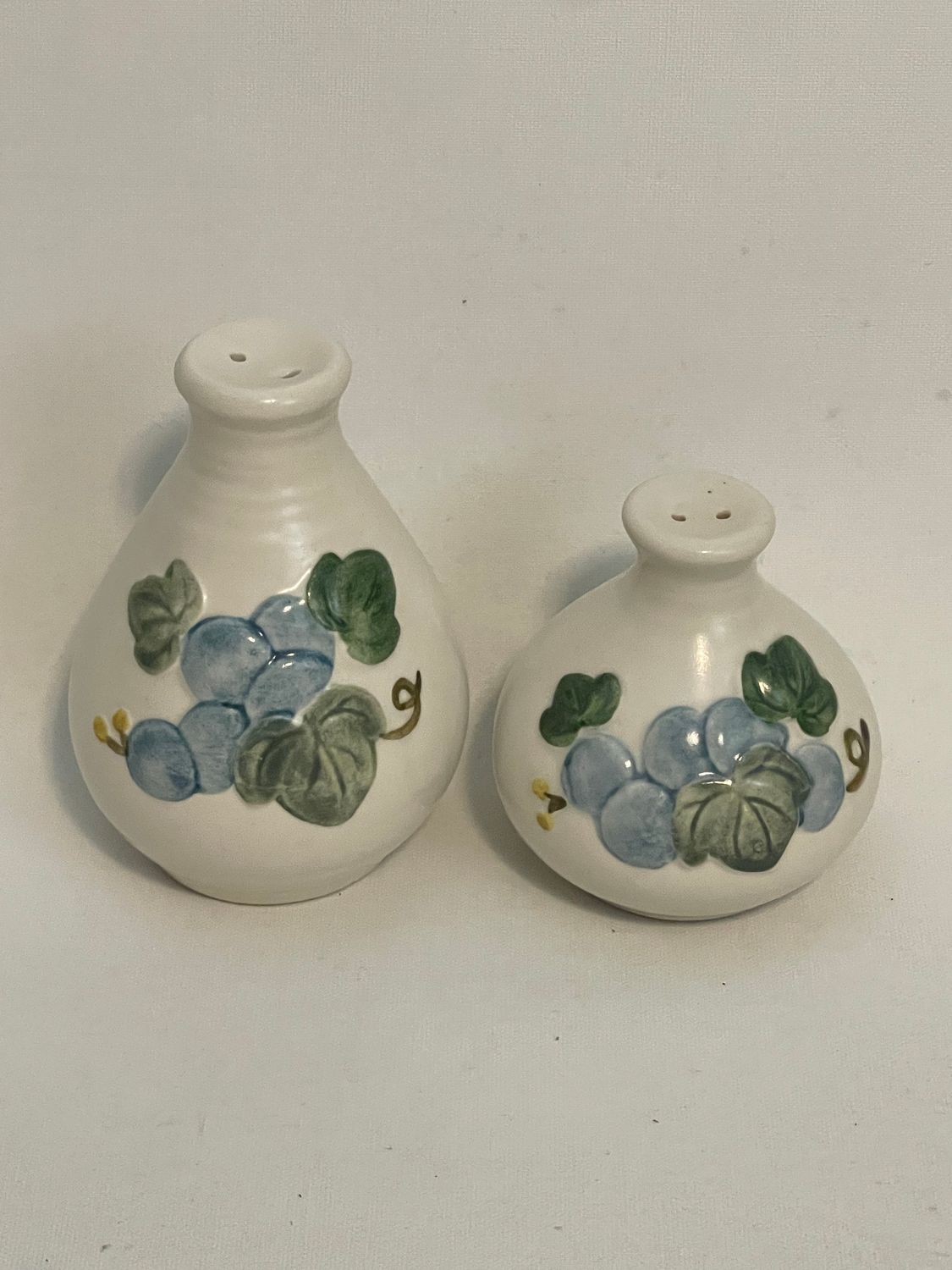 SCULPTURED GRAPE SALT AND PEPPER