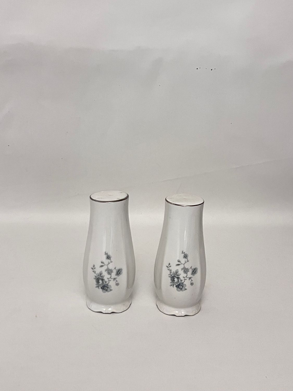 BLUE GARLAND SALT AND PEPPER SET 4 1/8"