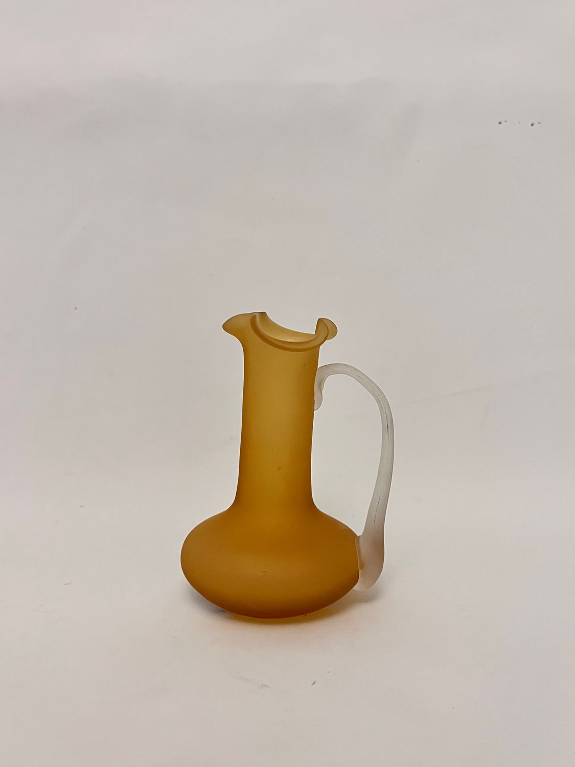 SATIN AMBER PITCHER CLEAR APPLIED HANDLE 4.5"