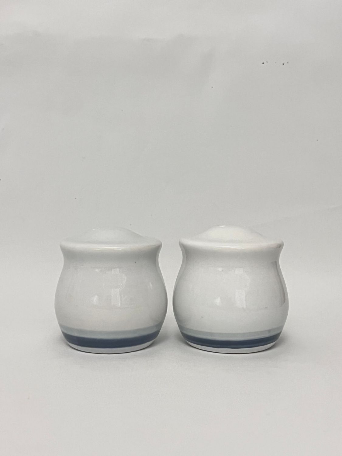 SKY SALT AND PEPPER SET 2-3 HOLE 3 1/4"