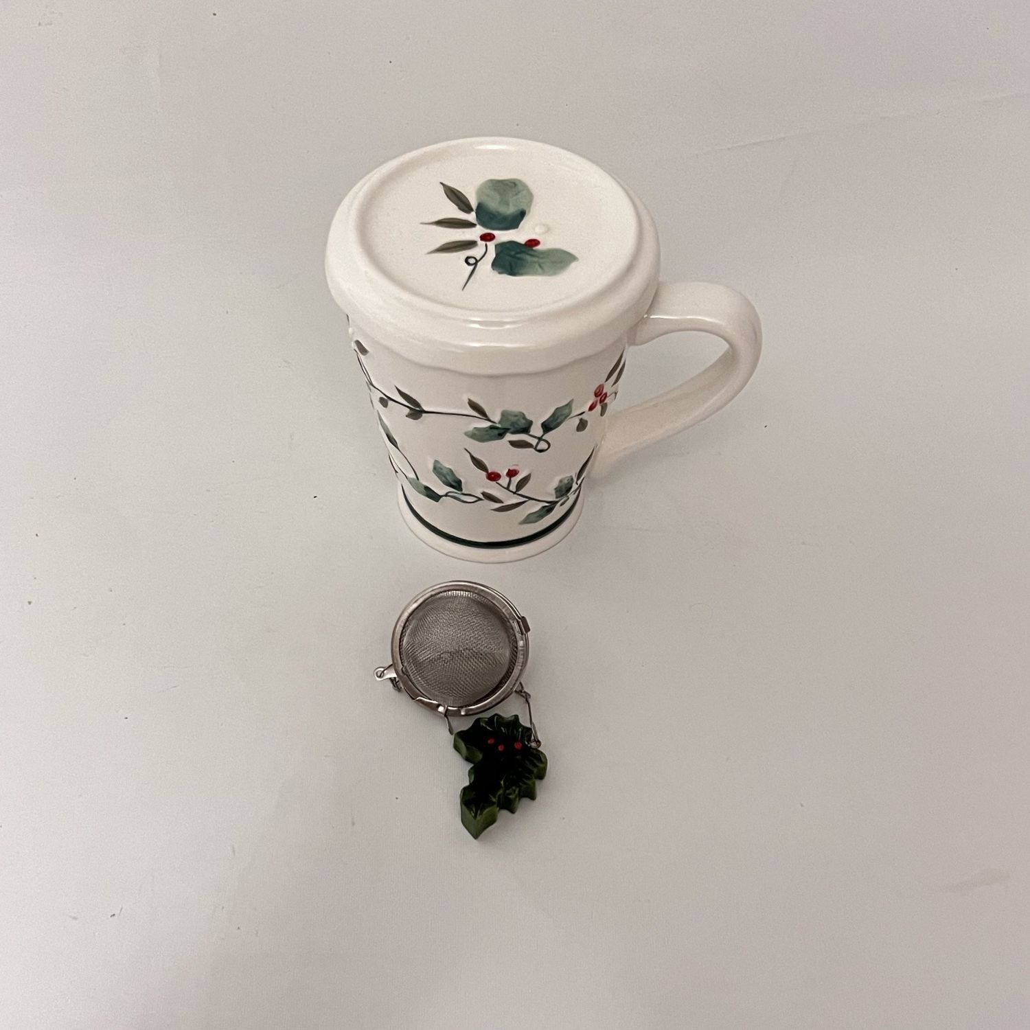 WINTERBERRY MUG  W/LID AND TEA STRAINER