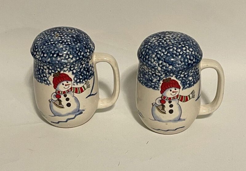 SNOWMAN SALT AND PEPPER SET 3 AND 5 HOLE