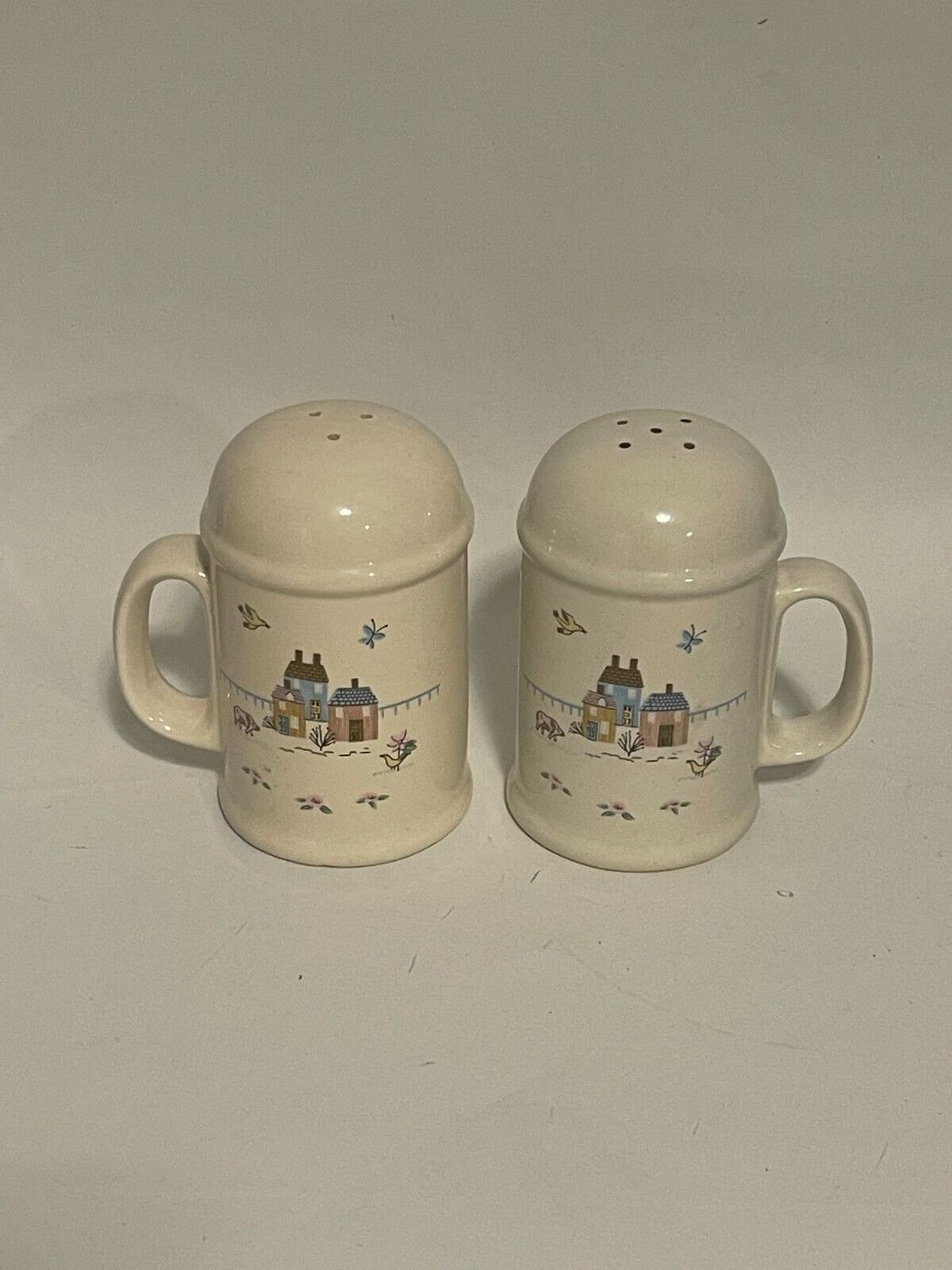 HEARTLAND SALT AND PEPPER WITH HANDLES 4 1/2"