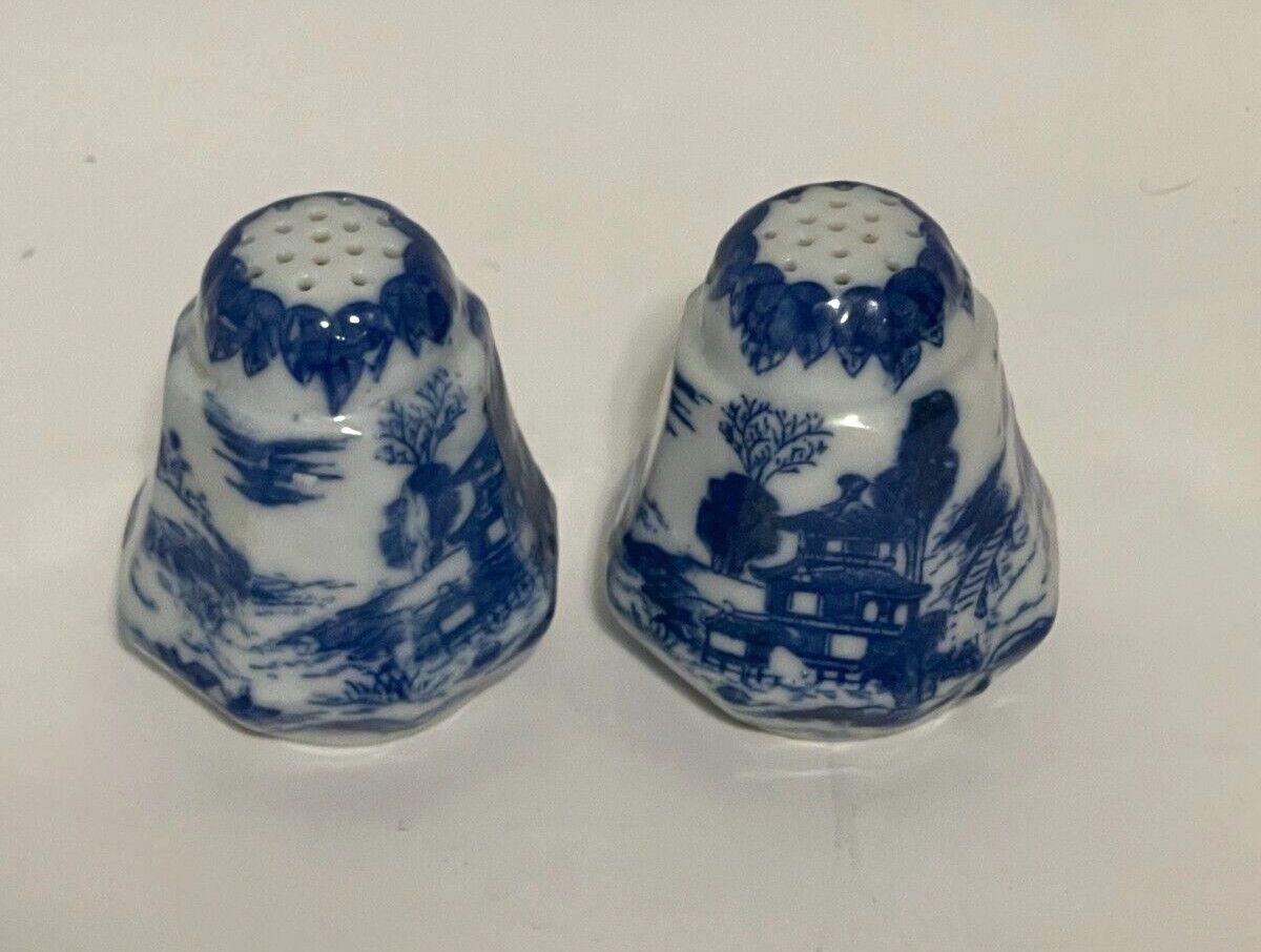 VINTAGE BLUE WILLOW SALT AND PEPPER SET 2 1/2"