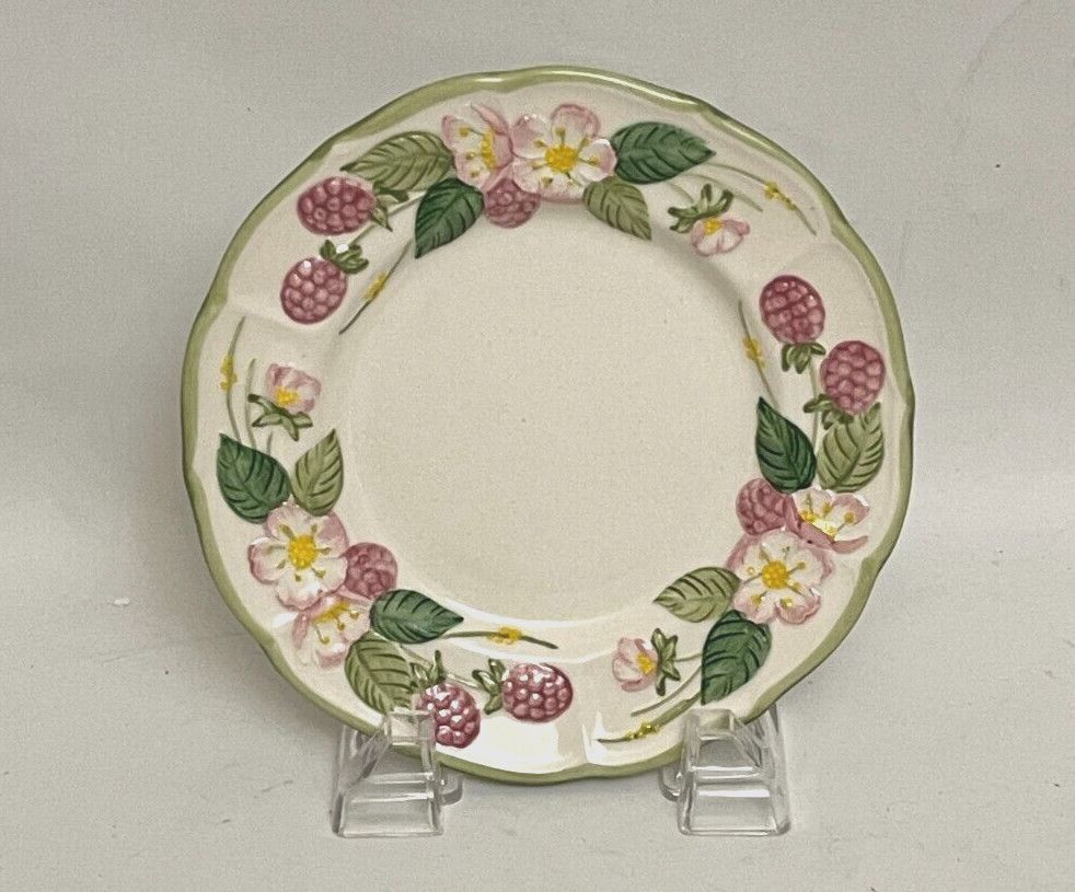 SCULPTURED BERRY BREAD/DESSERT PLATE  6 3/4"