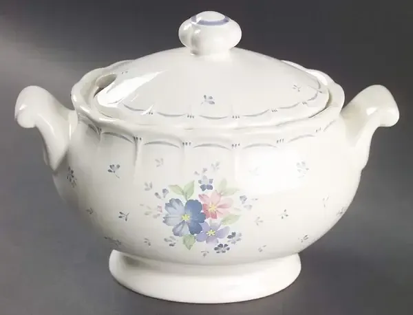 DAUPHINE SAUCE BOAT &amp; LID (NO LADLE) 7"
