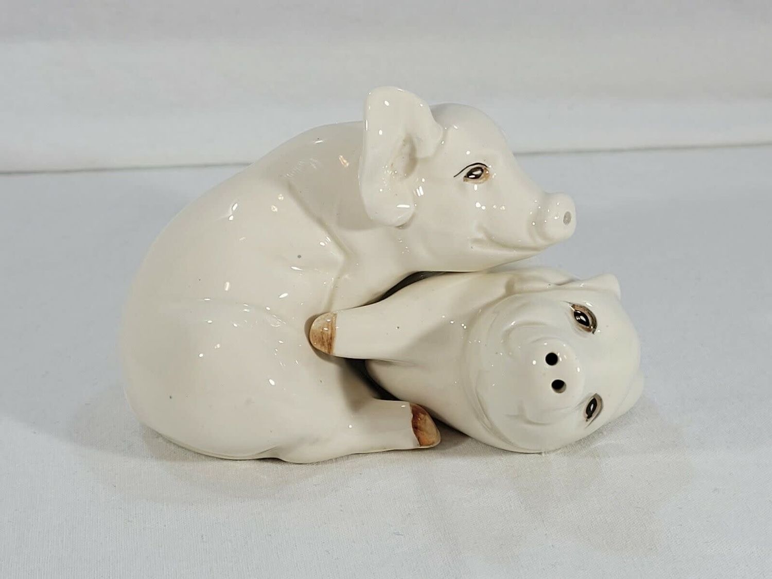 NESTLING PIGS FIGURAL SALT &amp; PEPPER SET