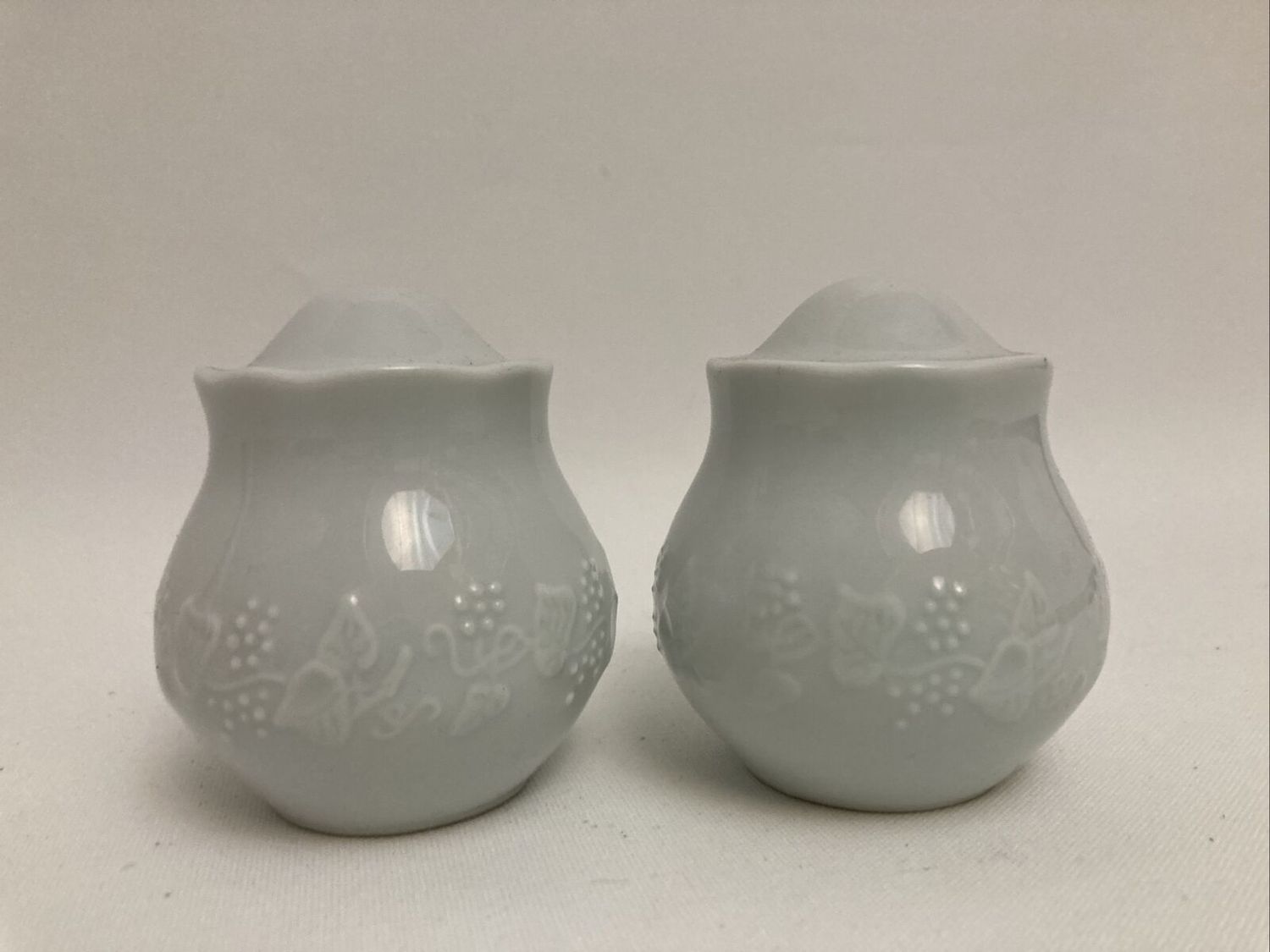 IVY SALT &amp; PEPPER SET  2 3/4" (1,4 HOLES)