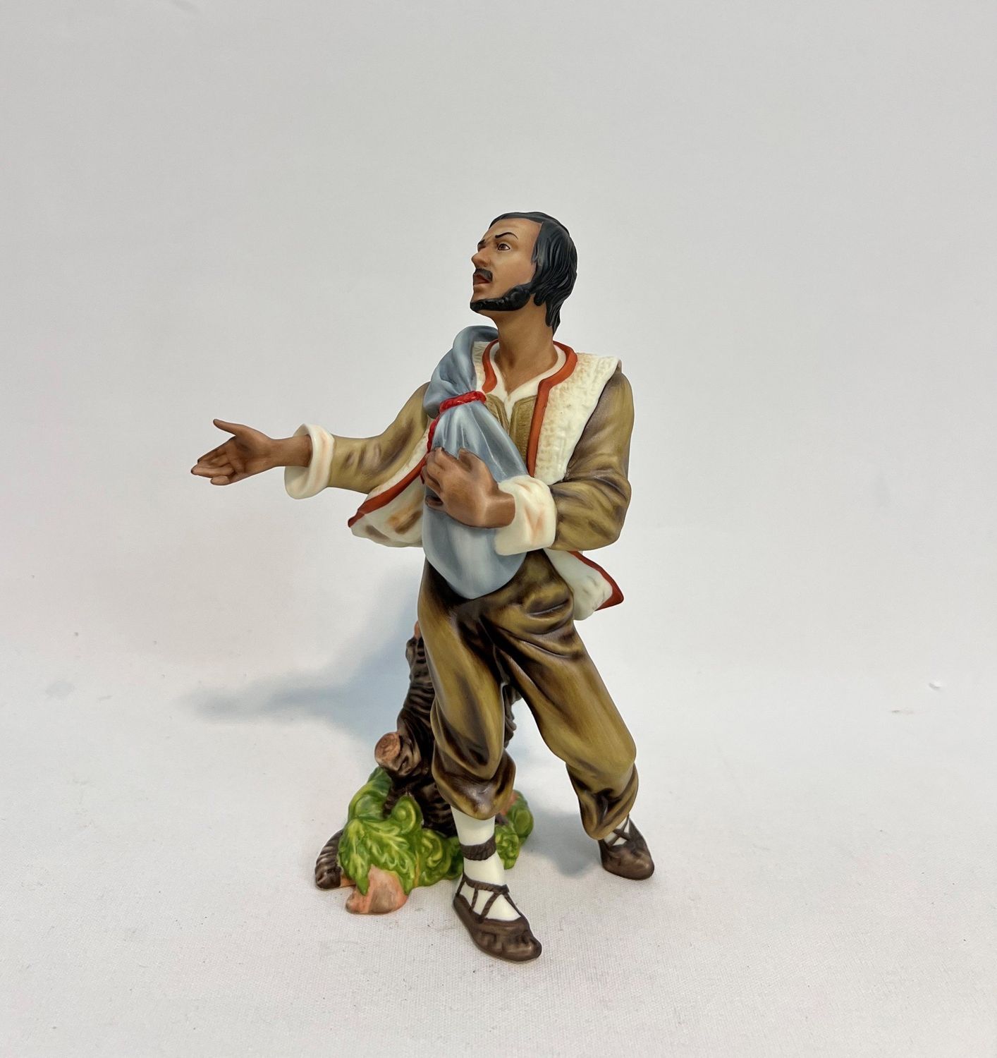 VATICAN NATIVITY SHEPHERD W/BAG