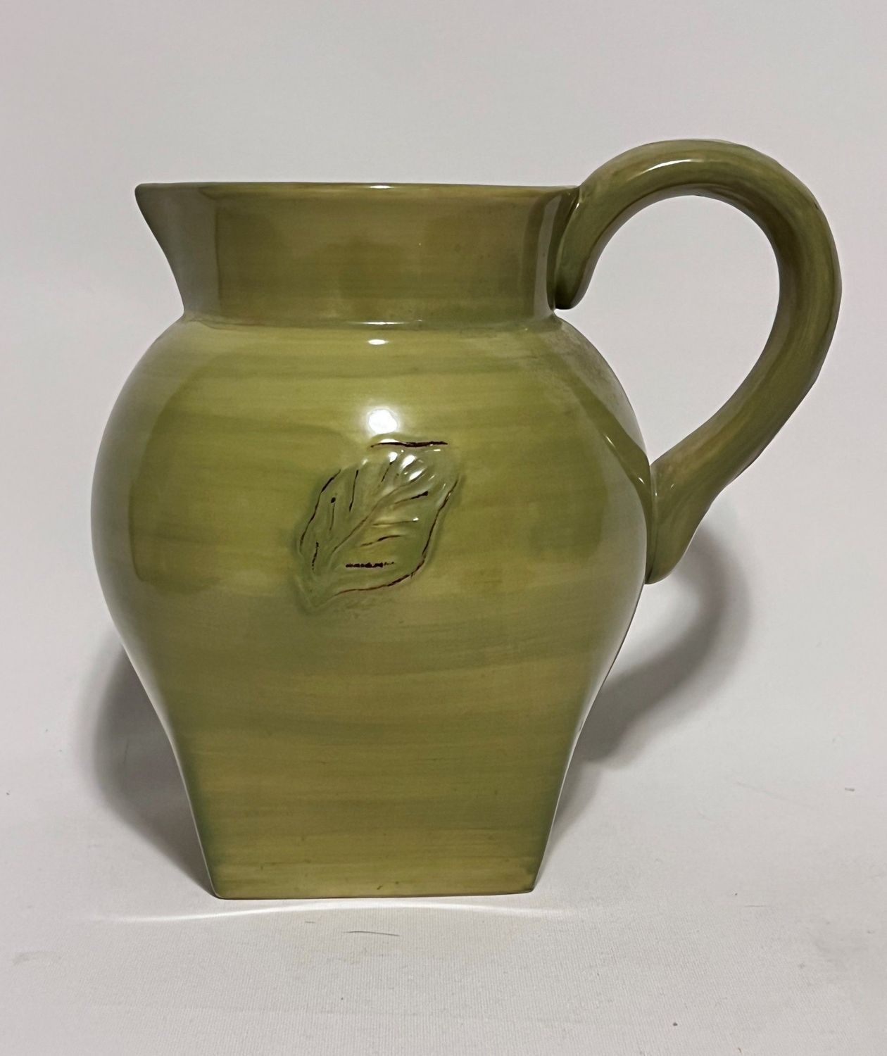 PITCHER 8" GREEN LEAF STONEWARE 2 QT