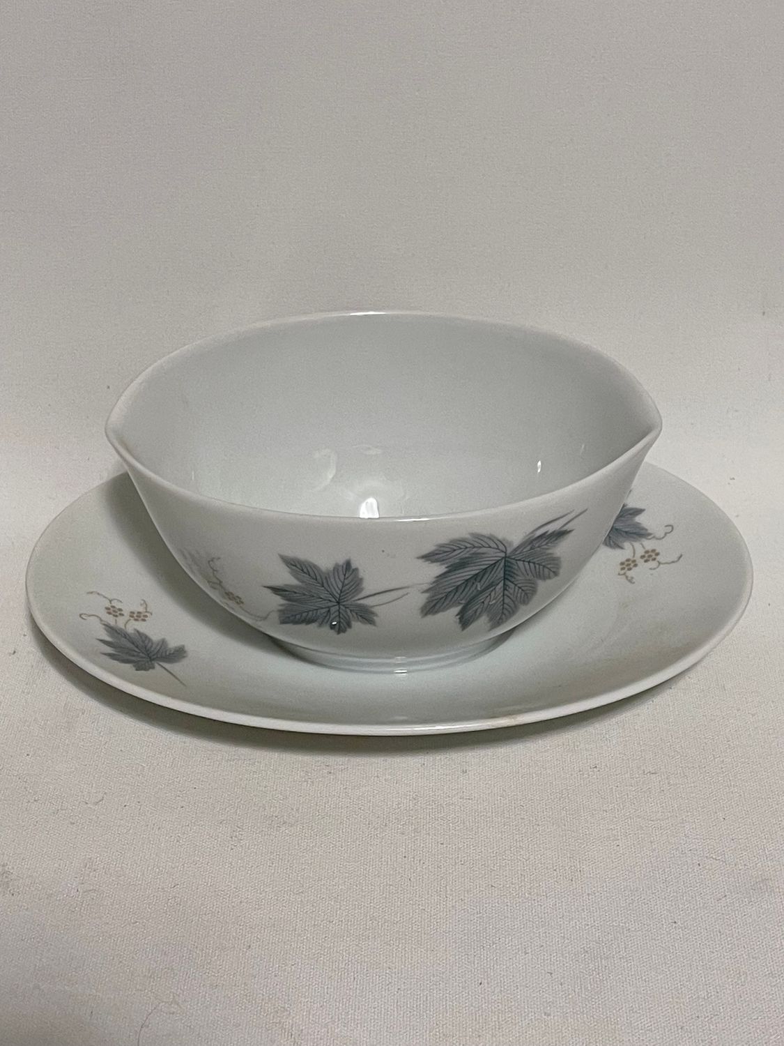 WILD IVY COOK AND SERVE GRAVY BOAT/ATTACHED UNDER PLATE