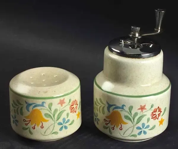 QUAKERTOWN SALT AND PEPPER MILL SET