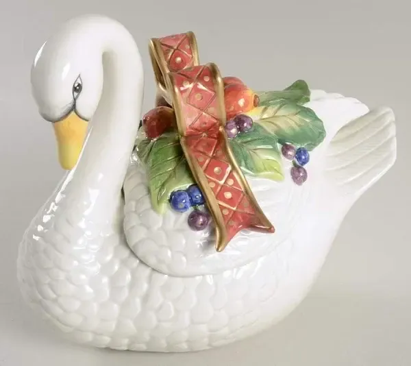 HOLIDAY SWAN BOX SCULPTURED