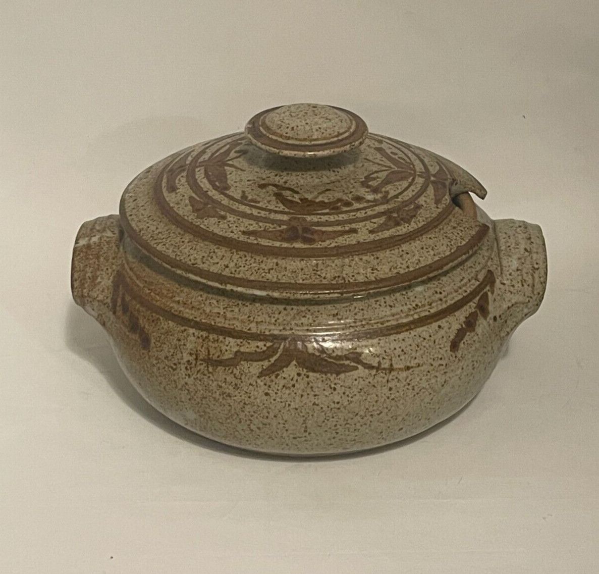 STUDIO ART BROWN SERVING BOWL W/ LID