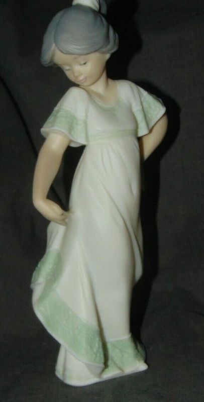 GOLDEN MEMORIES PRETTY AS A PICTURE GIRL FIGURINE