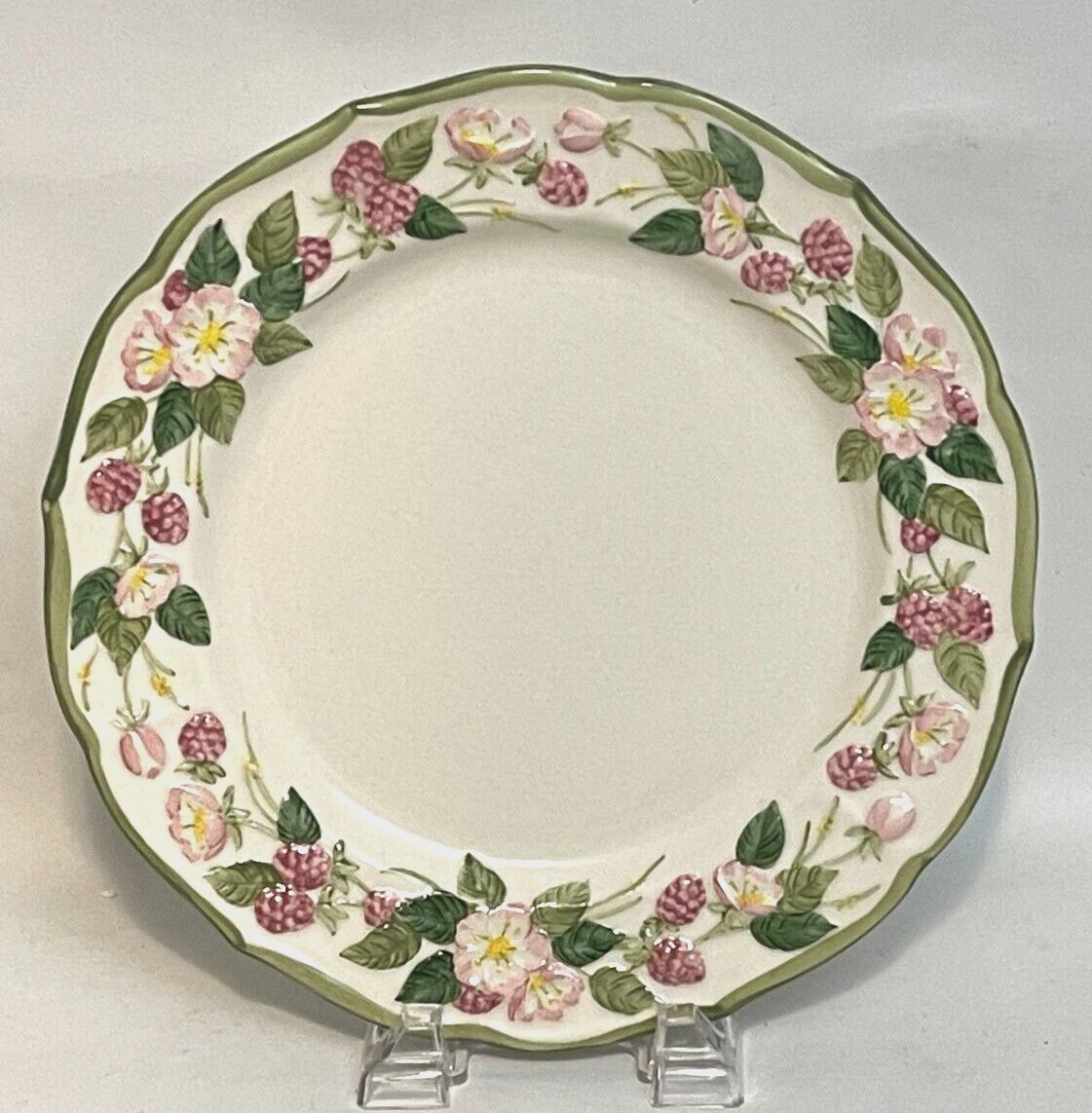 SCULPTURED BERRY DINNER PLATE 10 7/8"