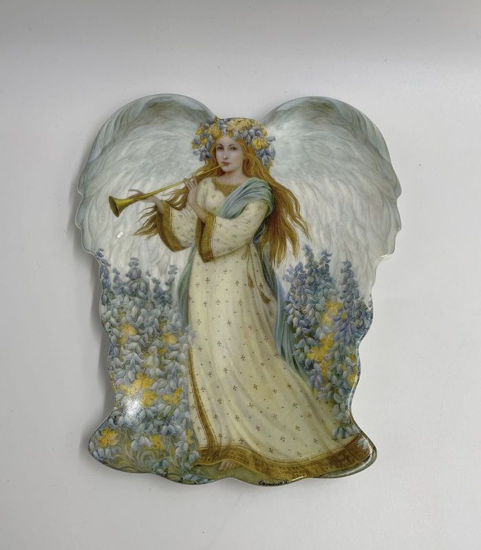 A SYMPHONY OF ANGELS 7 1/2" HARMONY'S HYMN